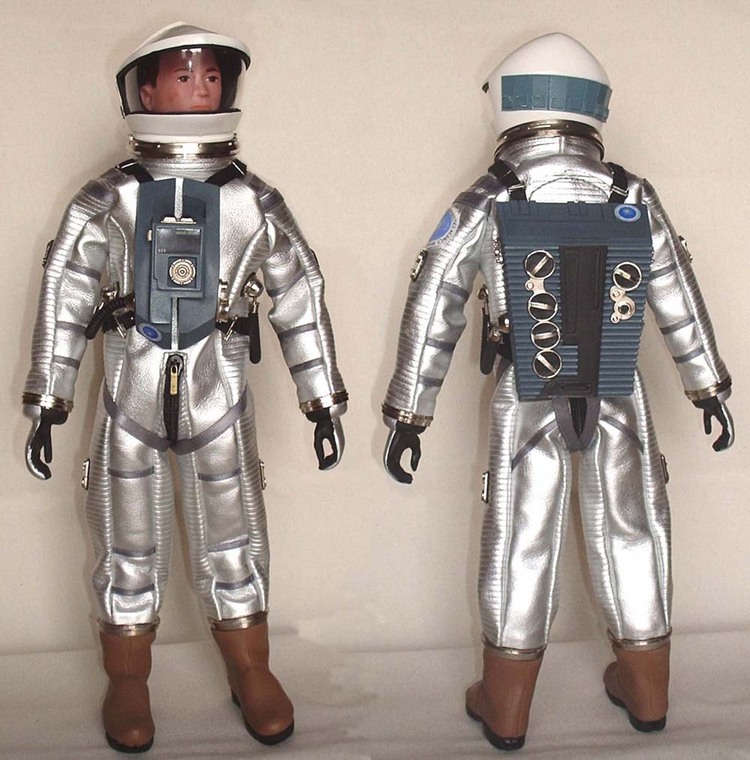Шарики скафандр мод 4. Космический костюм для мальчика. Космический костюм для мальчика из подручных материалов. Скафандр своими руками для ребенка. Костюм космос для мальчика.